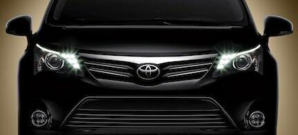 Den nya Toyota Avalon är en kompakt bil med en V6-motor. (AI text)