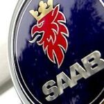 En Saab-logga på huven på en bil. (AI text)