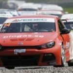 bilar på en racerbana (AI text)