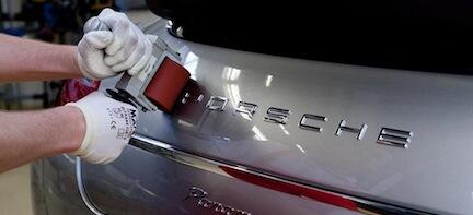 En man polisher en bil. (AI text)