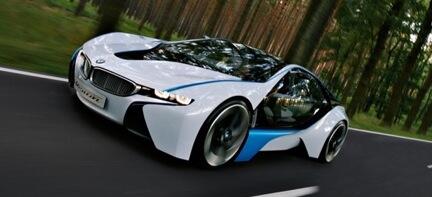 BMW I8-konceptbilen kör längs en väg. (AI text)