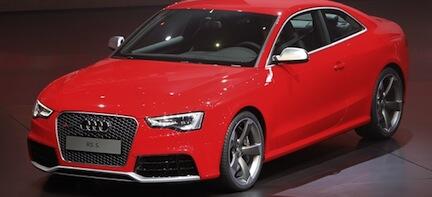 Audi RS5 coupé på Audi RS5-premiären (AI text)