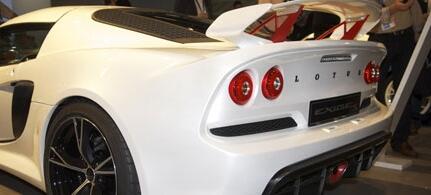 en vit sportbil utställd på en bilmesse (AI text)