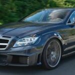 Mercedes-Benz CLS körande längs en landsväg (AI text)
