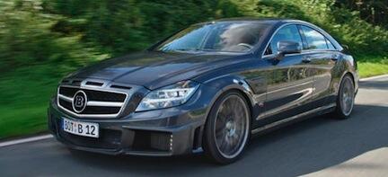 Mercedes-Benz CLS körande längs en landsväg (AI text)