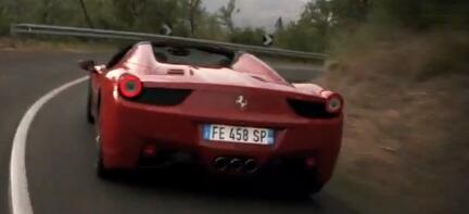 En röd Ferrari F430 Spider kör nedför en krökande väg. (AI text)