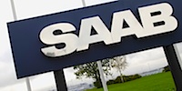 Saab-logotypen framför ett byggnad. (AI text)