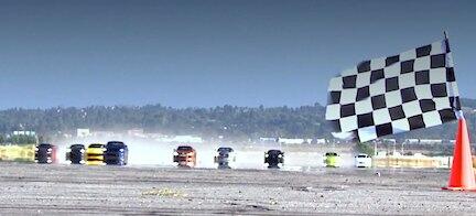 En racebil tävlar på en grusbana. (AI text)