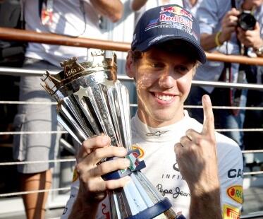 Red Bull-föraren håller upp pokalen efter att ha vunnit världsmästerskapet. (AI text)