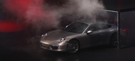 En Porsche 911 rengörs i en garasje. (AI text)