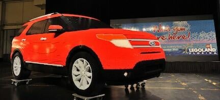 En Ford Explorer SUV utställd på en bilsalong. (AI text)