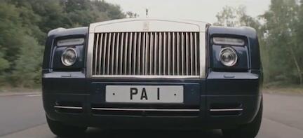 En Rolls-Royce Phantom kör längs en landsväg. (AI text)