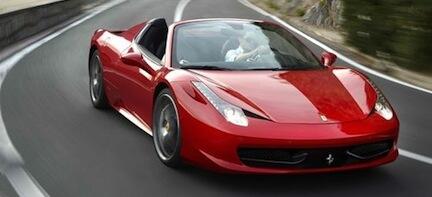 En röd Ferrari F430 Spider kör ner en väg. (AI text)