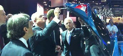 En grupp människor tittar på en bil. (AI text)