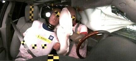 En man i en bil med en haj i hans knä (AI text)