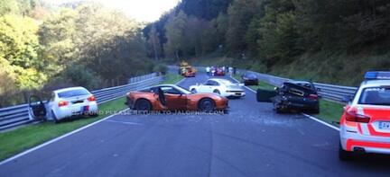 En bil kraschar på en bergväg (AI text)