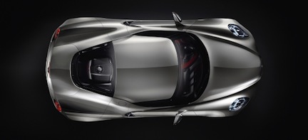 En silversvit sportbil i bakgrunden. (AI text)