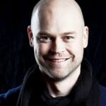 En man håller upp en skylt med händerna. (AI text)