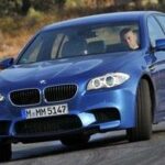 BMW M5 kör på en racerbana. (AI text)