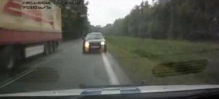 En bil kör ner en väg. (AI text)