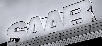 Saab-logotyp på sidan av en byggnad (AI text)