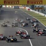 En racerbil kör ner på en racerbana. (AI text)