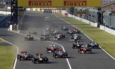 En racerbil kör ner på en racerbana. (AI text)