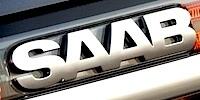 Saab-logotypen på bakluckan av en bil (AI text)