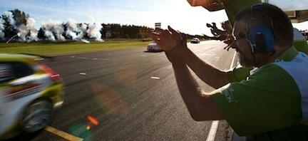 En racebil kör ner på banan. (AI text)