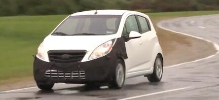 Chevrolet Spark upptäcktes på en blöt väg (AI text)