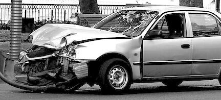 Bilar har kolliderat med varandra. (AI text)