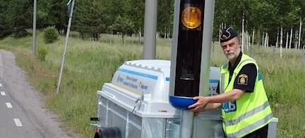 En man sätter upp en skylt på vägen. (AI text)