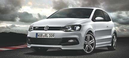 En vit Volkswagen Polo parkerad på en bana. (AI text)