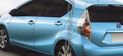 En Toyota Prius V i en tidning. (AI text)