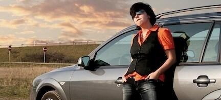 En man vilar mot sin bil. (AI text)