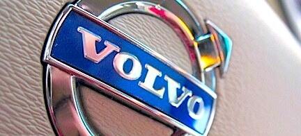 Volvo-logotypen på instrumentbrädan (AI text)