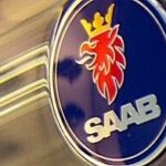 Saab-logotypen syns på sidan av en tåg. (AI text)