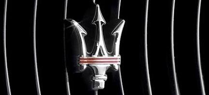 Maserati-emblemet på en svart bil (AI text)
