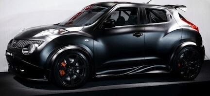 En svart Nissan Juke visas upp på en bilmesse. (AI text)