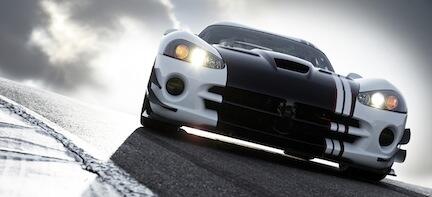 En Dodge Viper kör nedför en racerbana. (AI text)