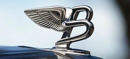 Bentley-hjälmens fronton (AI text)