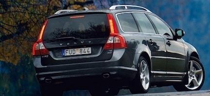En Volvo V60 stävkärra kör nedför en backe. (AI text)