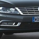 En Volkswagen Passat parkerad på en gata. (AI text)