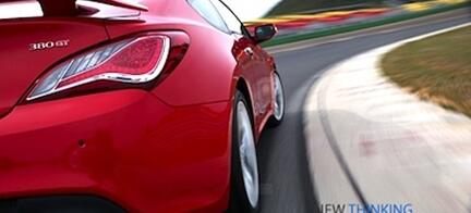 En röd Hyundai GTS kör på en bana. (AI text)