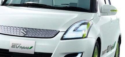 En vit Suzuki Swift EV parkerad framför en vit bakgrund. (AI text)