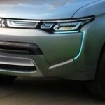 Den nya Mitsubishi Outlander kör längs vägen. (AI text)