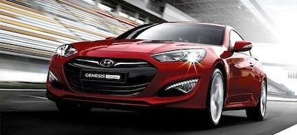 En röd Hyundai i30 kör på en bana. (AI text)