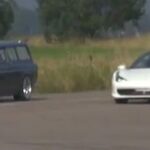 Två bilar kör nerför en landsväg. (AI text)