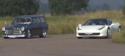 Två bilar kör nerför en landsväg. (AI text)