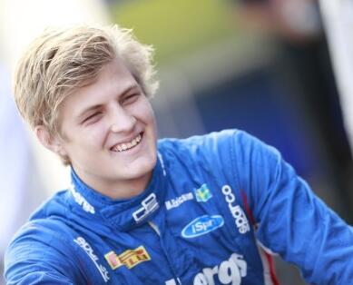 En ung man i ett blåt tävlingsklädsel leende (AI text)